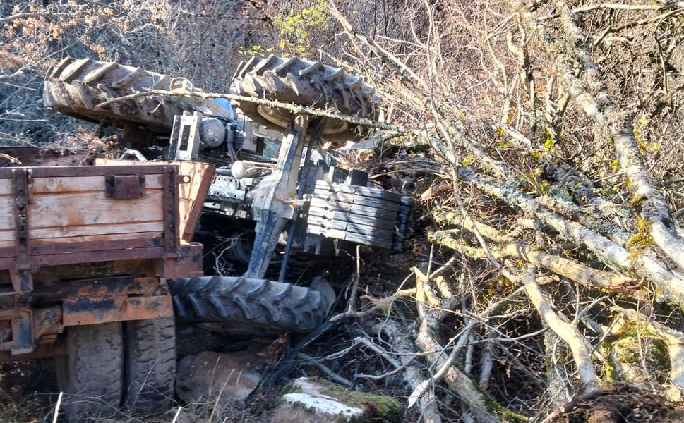 Boyabat'ta traktör dereye yuvarlandı !