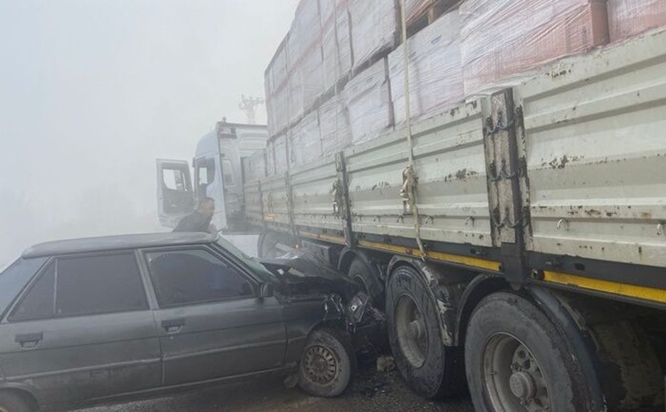 Otomobil tırın altına girdi