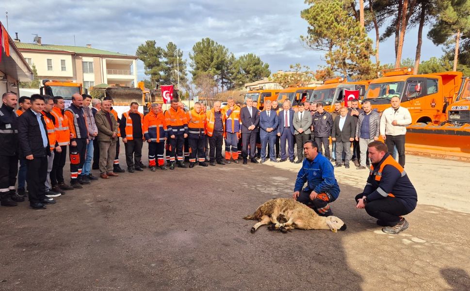 Boyabat Karayolları ekiplerinin kar mücadelesi başladı