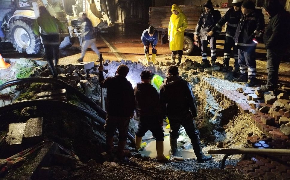 Boyabat’ta Ana Su Hattı Patladı: Gece Yarısı Su Yeniden Verildi