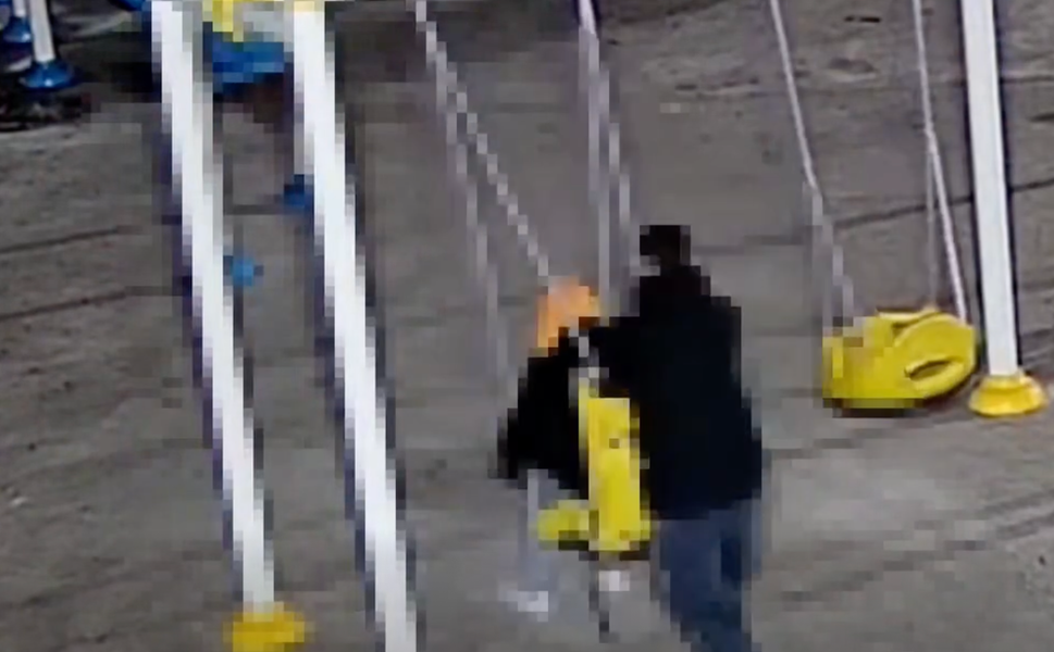 Boyabat’ta Çocuk Parkına Zarar Verenler Kameraya Takıldı