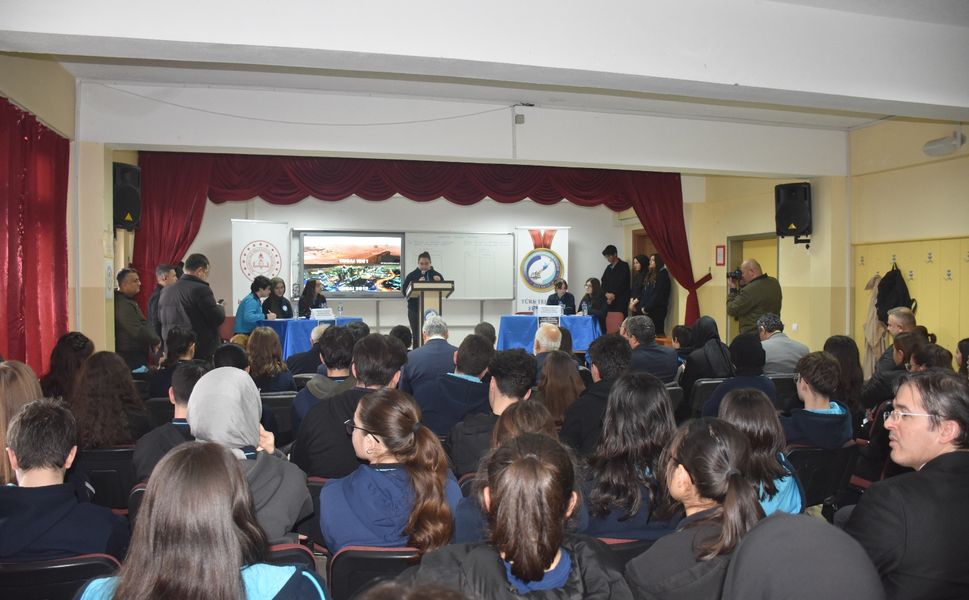 Boyabat'ta Geleceğin Liderleri Münazara Kürsüsünde Yetişiyor