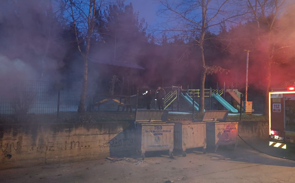 Boyabat’ta Park Yangınları Tepki Çekiyor: Bu Kez Yenimahalle’de Çocuk Parkı Zarar Gördü
