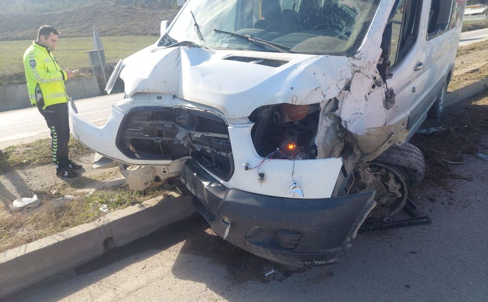 Boyabat’ta Servis Minibüsü Orta Refüje Çıktı: 1 Yaralı
