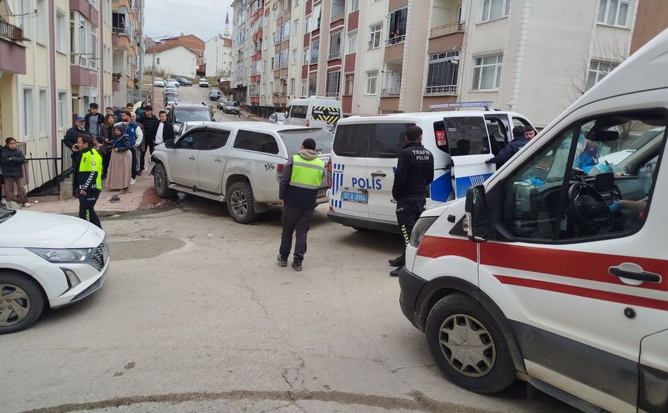 Boyabat'ta otomobille pikabın çarpıştığı kazada sürücüler yaralandı