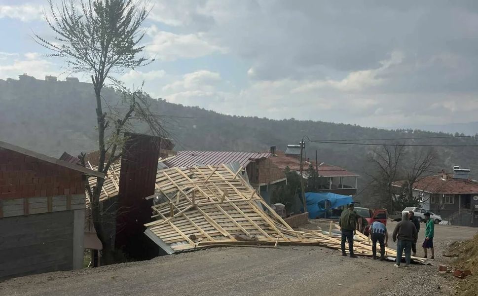 Boyabat’ta fırtına çatıyı uçurdu !