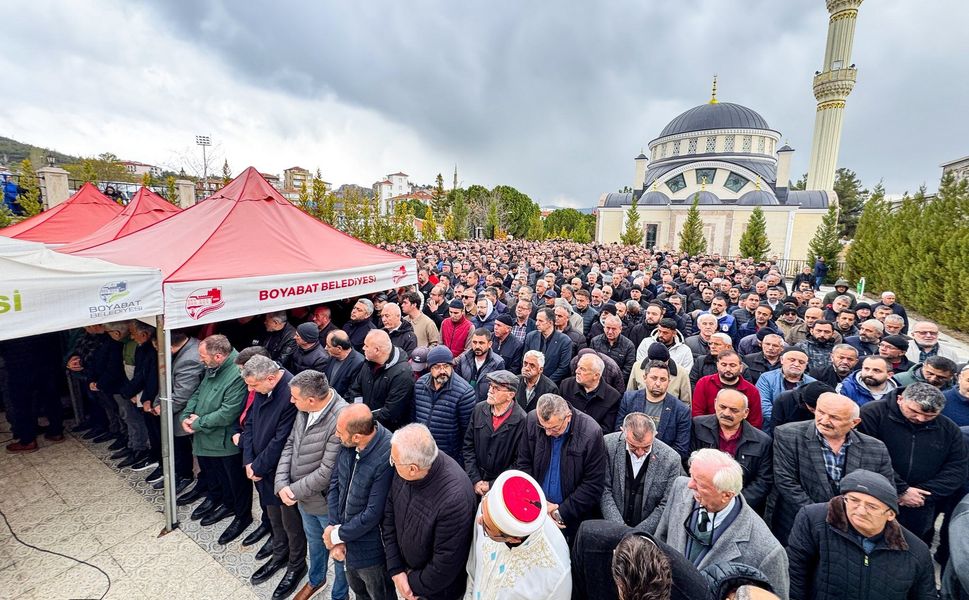 Genç yaşta hayatını kaybeden Hasan Demirel dualarla toprağa verildi.