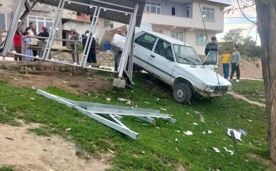Kontrolden çıkan otomobil durağa çarptı