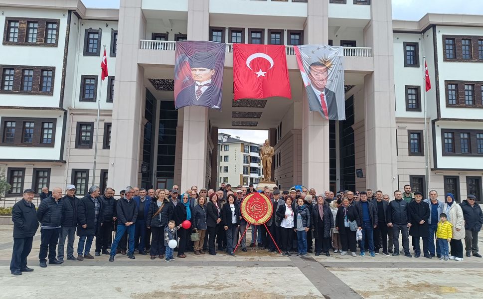 CHP Boyabat Teşkilatı’ndan Atatürk Anıtı’na Çelenk