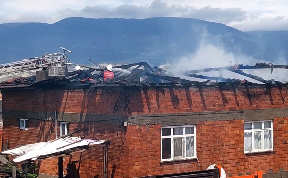 Boyabat’ta Çatı Yangını: İki Katlı Binada Maddi Hasar