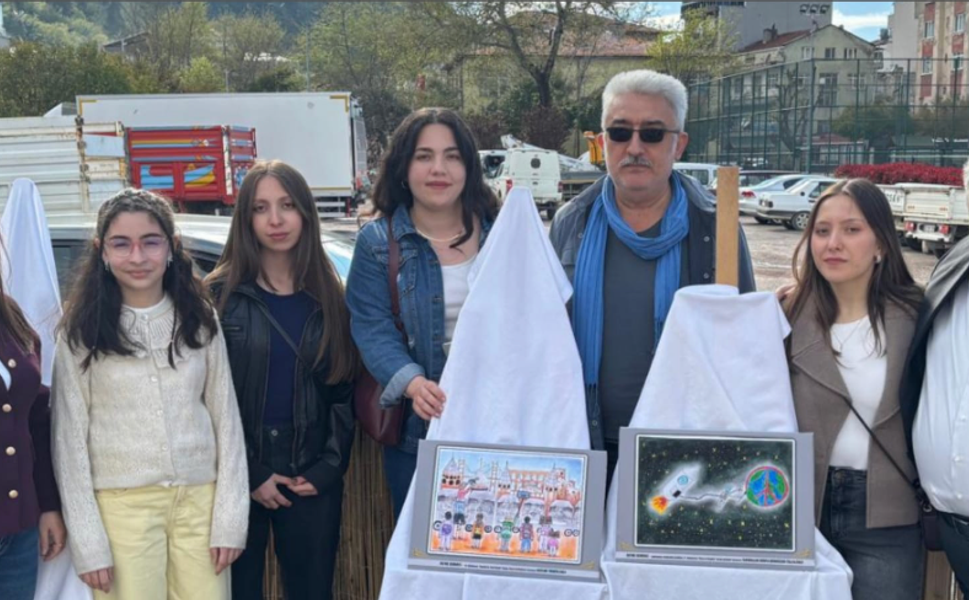 BOYABATLI ÇİZERLERDEN AYANCIK’TA KARİKATÜR ETKİNLİĞİ