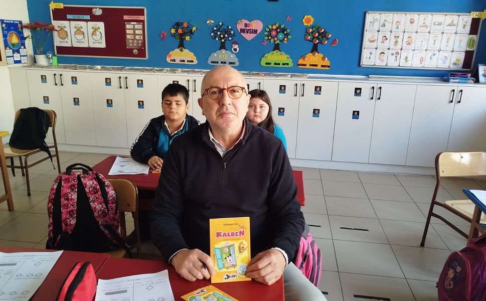 Yazar Erdoğan Car, mezun olduğu ilkokulda öğrencilerle buluştu
