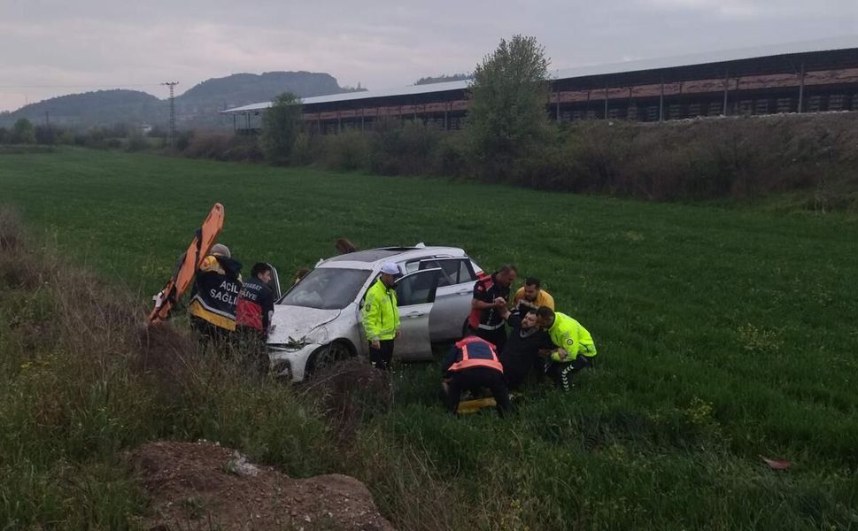 Boyabat’ta Takla Atan Otomobilde 3 Kişi Yaralandı