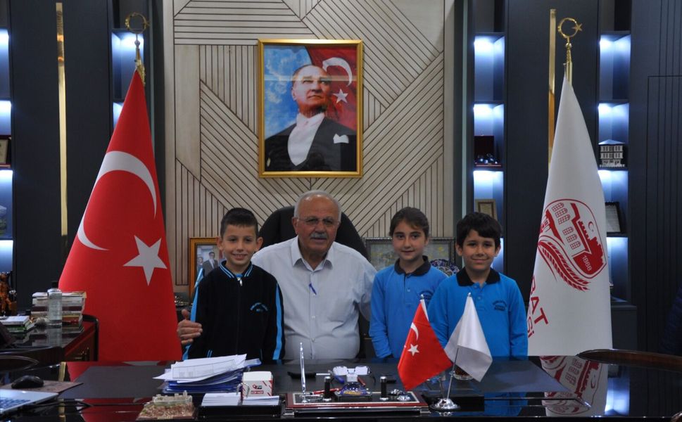 Makam koltuğu çocuklara emanet