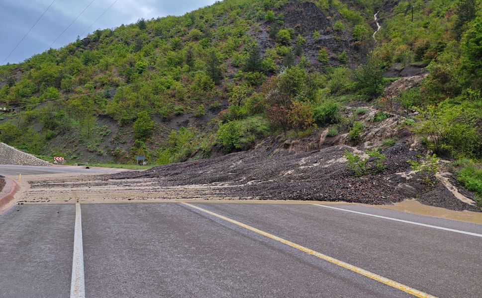 Boyabat Ayancık yolunda toprak kayması : Yol trafiğe kapandı !