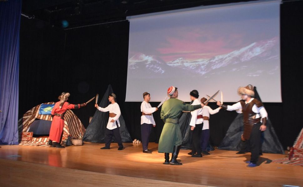 Boyabat’ta “Ergenekon Destanı” Sahnelendi: Öğrencilerden Ayakta Alkışlanan Performans