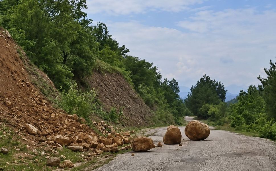 Boyabat’ta Yol Göçtü: Kaya Düşmesi Ulaşımı Aksattı