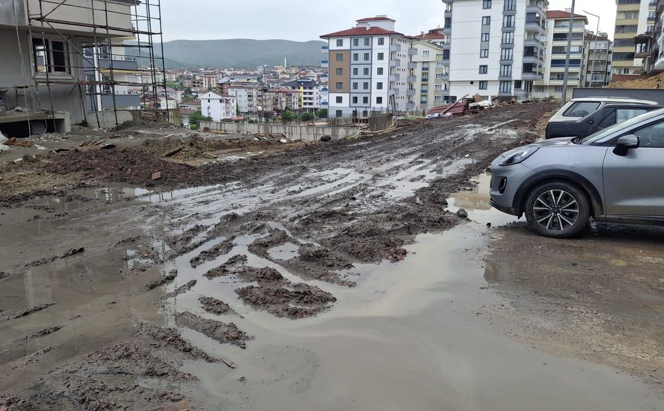 Boyabat Çamlıca Mahallesi’nde vatandaşlar mağdur ‘’ Çamurdan evimize gidemiyoruz ‘’
