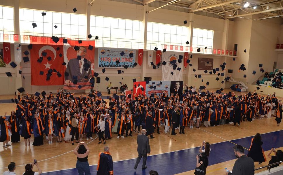 Boyabat’ta mezuniyet coşkusu : Öğrenciler kep attı