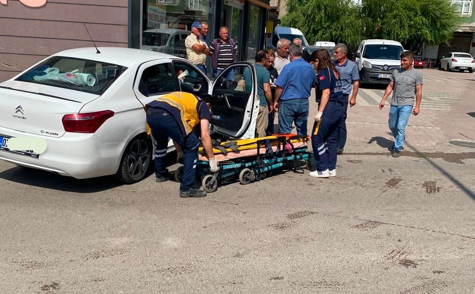 Boyabat'ta İki Otomobil Çarpıştı: 2 Yaralı