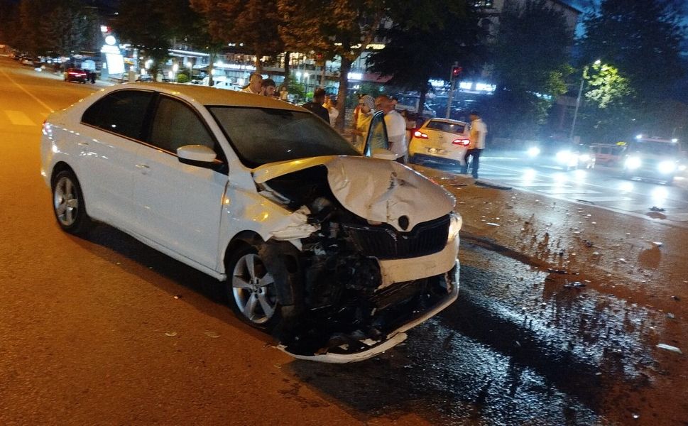 Boyabat'ta iki otomobilin çarpıştığı kazada 5 kişi yaralandı