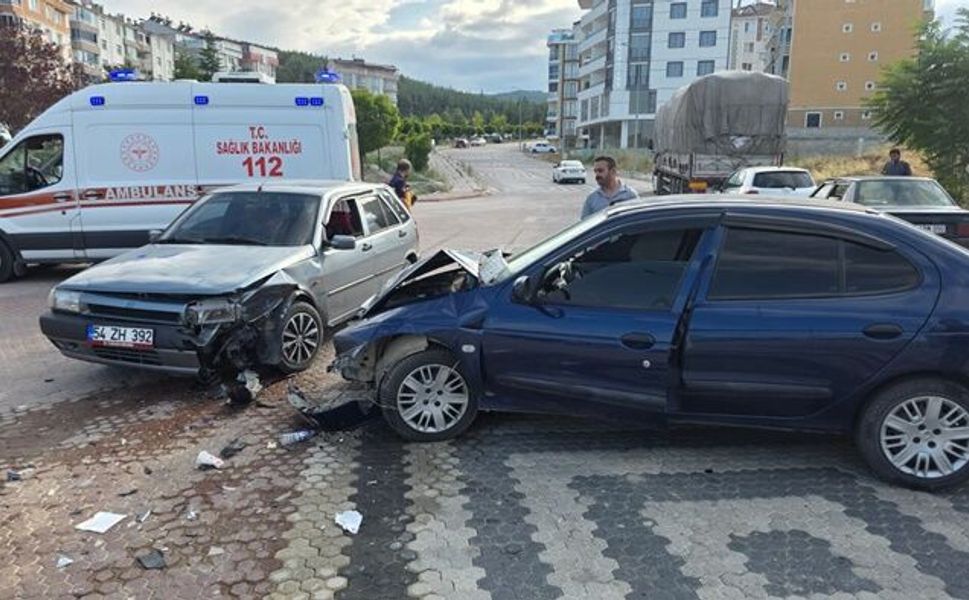 Boyabat Yıldız Mahallesi’nde Trafik Kazası 2 Sürücü Yaralandı!