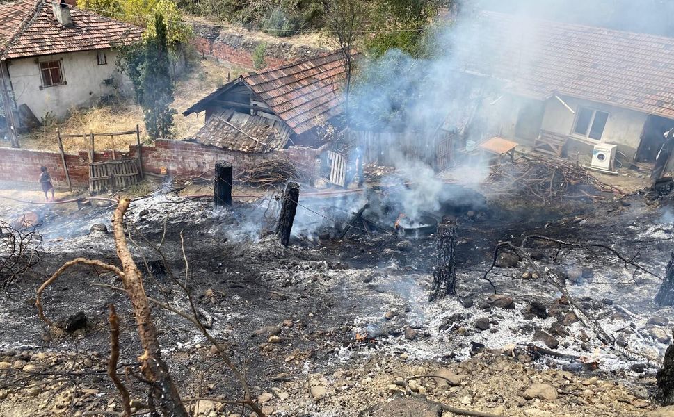 Boyabat Yenimahalle’de Yangın Paniği: Alevlerin Eve Sıçraması Son Anda Önlendi