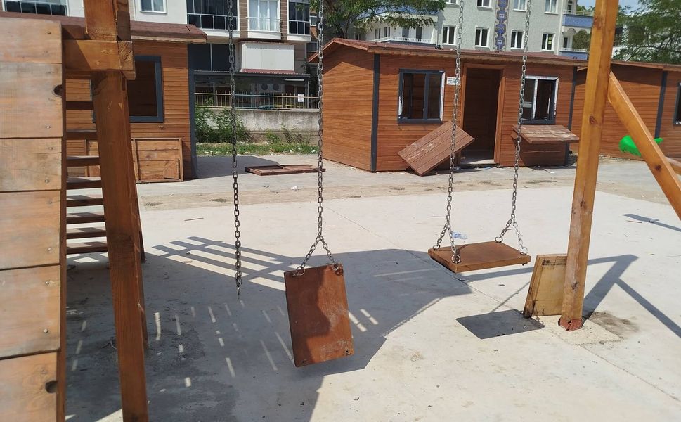 Boyabat’ta Öğretmenevi Bahçesindeki Oyun Alanı ve Konteynerlere Zarar Verildi