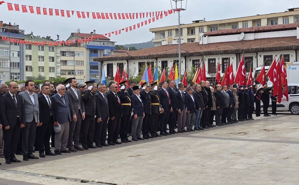 Boyabat'ta Cumhuriyet Bayramı dolasıyla çelenk sunma töreni düzenlendi
