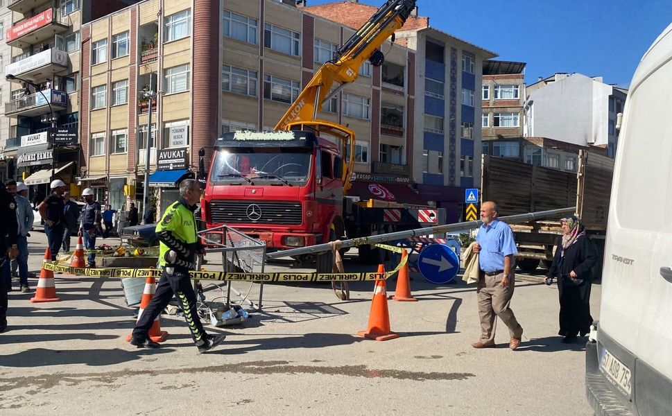 Dörtyol'da Elektrik Direği İşçinin Üzerine Düştü: 1 Yaralı