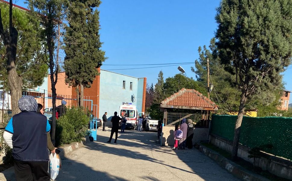Boyabat’ta Okul Bahçesinde Servis, Öğrenciye Çarptı